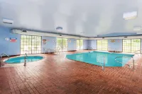 Baymont by Wyndham Michigan City - piscina
