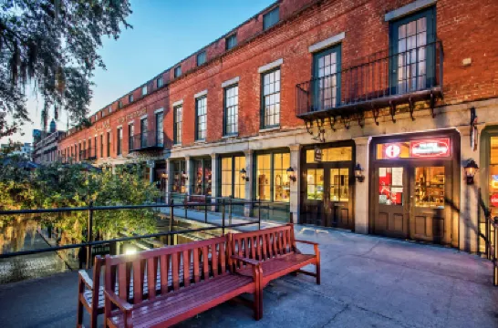 河街旅館-限成人入住 鄰近Savannah Convention Center的酒店