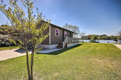Updated Lake Conroe Cabin Rental - Walk to Water!