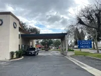 Chino Motel - parking