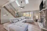 “Steps to the Lake” House, Hot Tub, Game Room, Deck