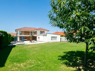 Johann 2 Hotels near József Attila Emlékmű
