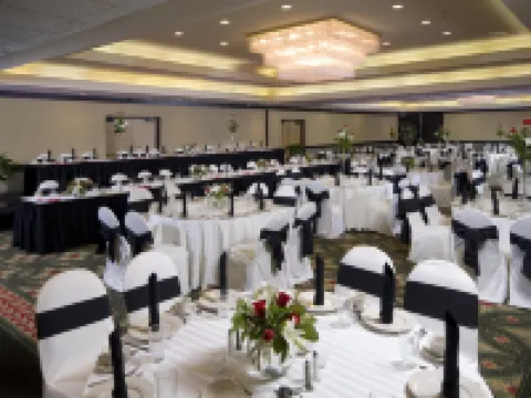 โรงแรม โคราวน์ พลาซ่า อินเดียแนโพลิส-แอร์พอร์ต บาย IHG โรงแรมในอินเดียแนโพลิส