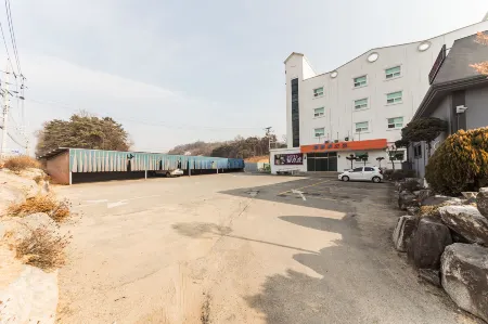 Anseong Bukingham Отели рядом с достопримечательностью «Chung-Ang University Central Park»