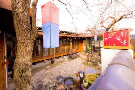 Jeonju Chuirakdang Hanok Stay Отели рядом с достопримечательностью «Hanbyeokdang Pavillion»