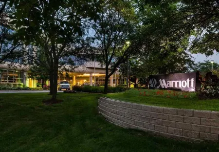 Marriott Melville Long Island Отели рядом с достопримечательностью «Race Palace»