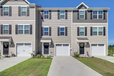 Sunlit Milford Townhome < 2 Mi to Riverwalk!
