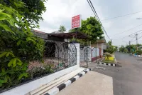 RedDoorz at Osuko Residence Sukomanunggal Jaya Hotels in Sukomanunggal