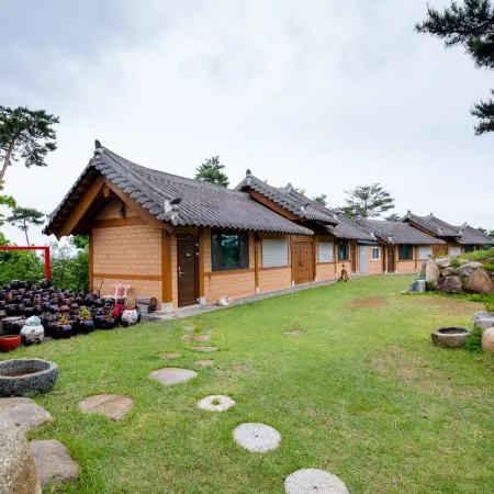 Yangyang Cheongjong Healing Forest Pension Отели рядом с достопримечательностью «Пляж Хаджодэ»