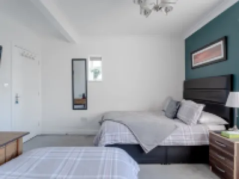 Family Room with Private Bathroom Hotels in Edgware