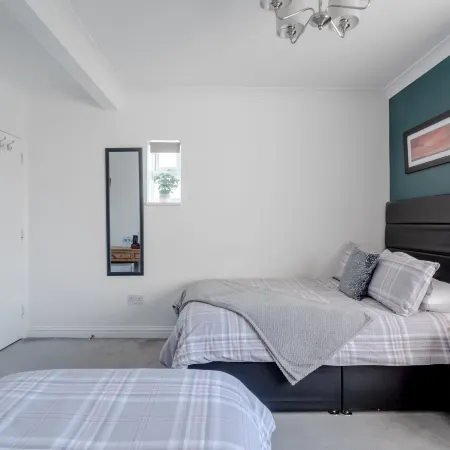 Family Room with Private Bathroom Отели в г. Эджвар