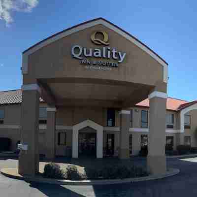 Quality Inn & Suites Pine Bluff AR Hotel Exterior