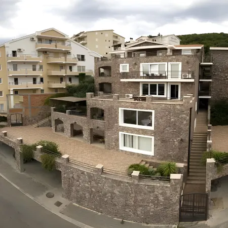 Contessa Apartments