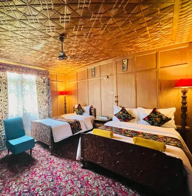 Houseboat New Golden Flower Hotels in Nigeen Lake