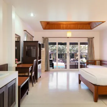 East Sea Paradise Hotel Отели рядом с достопримечательностью «Пляж Наклуа»