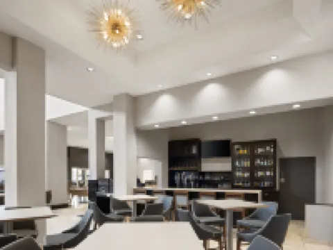 ฮอลิเดย์ อินน์ & สวีทส์ แอลบูเคอร์คี แอร์พอร์ต บาย ไอเอชจี โรงแรมในแอลบูเคอร์คี