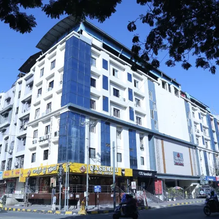 Hotel Tourist Plaza Отели рядом с достопримечательностью «Район Химайятнагар»