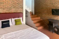 Urbanview Hotel Villa Q Gisting by RedDoorz Hotel di Gisting