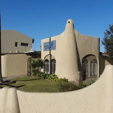 Desert Dreams Bed and Breakfast CC Отели в г. Уолфиш-Бей