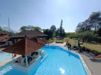 Royal Hotel and Villas Trawas - piscina