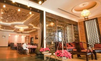 Den Long Do Hotel & Restaurant