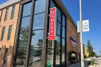 Ramada by Wyndham Milwaukee Hotel berhampiran Haymarket Square Park