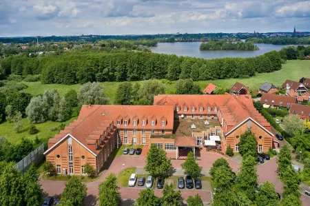 Courtyard Schwerin Отели в г. Гольденштедт