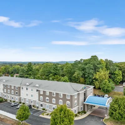 Holiday Inn Express HARTFORD - NEWINGTON by IHG Hotel dekat New England Dodge Music Center