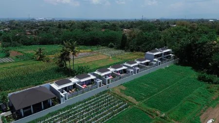 Ubu Villa Amarta Отели в г. Sleman