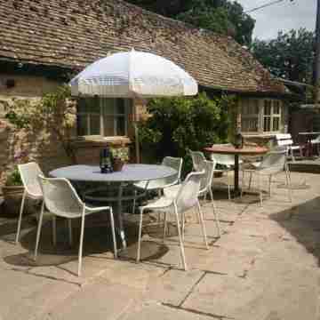 Royal Oak Ramsden Hotel Exterior