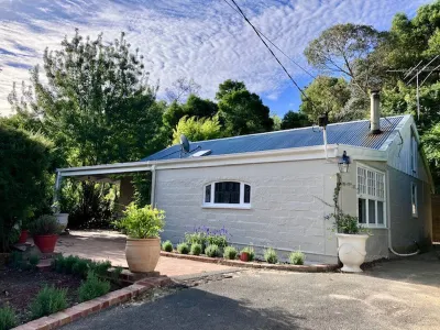 One Wee Cottage, A romantic secluded Provincial  abode surrounded by vineyards Hotels near Verso Books