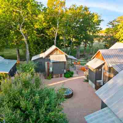 Camp Comfort Hotel Exterior