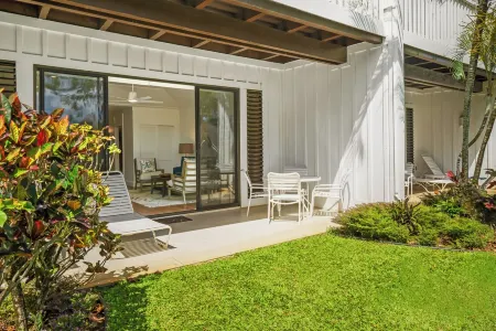 Rare Find w/ 2 AC! Newly renovated condo #128, ground flr, 3-4 min walk to beach