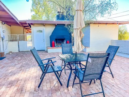 Modern Guesthouse Da Vinci with a Pool & Mountain Views Отели рядом с достопримечательностью «Тохоно Чул | Гарденс, Галлерис, энд Бистро»