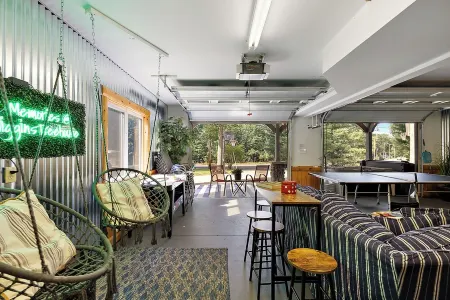 The Treehouse @ Higgins Lake-HOT TUB- Fireplace-PetFriendly-3 min to the lake