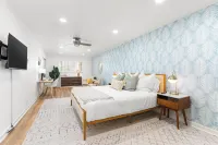 PS Retreat - Luxurious Centrally Located Condo!
