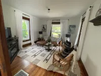 1904 Folk Victorian -- walk to the Jet Express! Sleeps 8