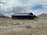 Cozy retreat located in the perfect location for views of the mountains and lake 이글 네스트 호텔