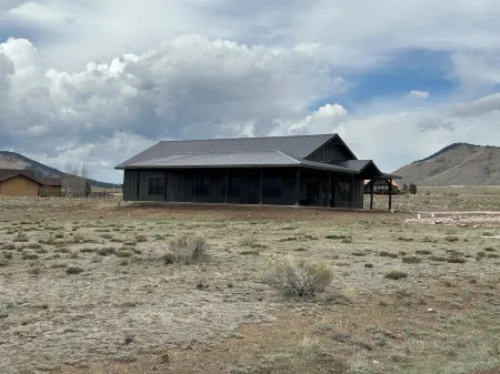 Cozy retreat located in the perfect location for views of the mountains and lake