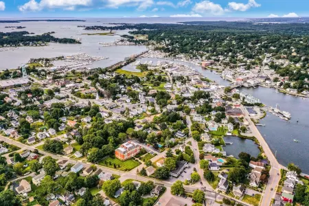 Super Cute & Cozy Apartment in Downtown Mystic!