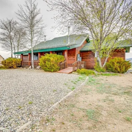 Cody retreat with a view and hot tub