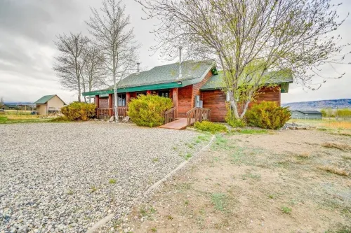 Cody retreat with a view and hot tub - بوتيك