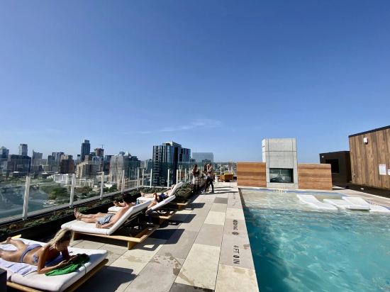Luxury Condo w/ Lake View -Walk to Rainey & Lake, Pool, Gym, King Bed, Nespresso