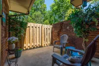 Luxurious Townhome, Peace of Nature, King bed, Extended Stay Hotels in Lexington