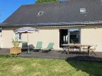 Vacation home on enclosed land 800 metres from the beach and shops Hôtels à : Mesquer