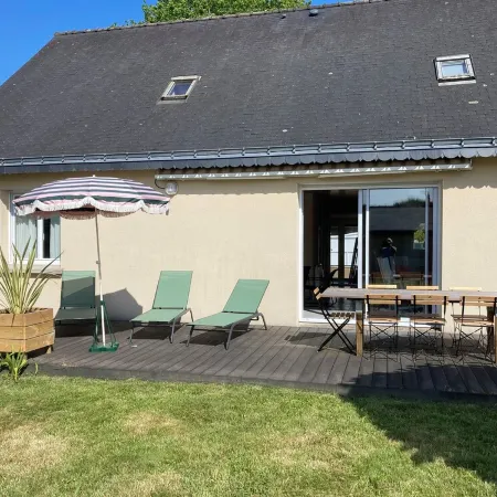 Vacation home on enclosed land 800 metres from the beach and shops Отели в г. Меске