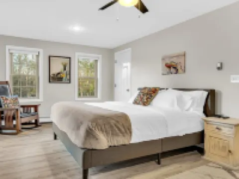 Spacious Home Close to Beaches! 3BR, Dog & Family Friendly, 30 Mins to Portland Hotels in Biddeford