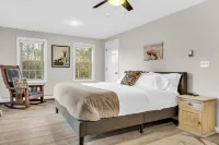 Spacious Home Close to Beaches! 3BR, Dog & Family Friendly, 30 Mins to Portland