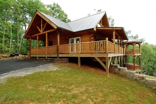 Mountaintop Getaway with Gazeebo Deck Hot Tub & Fireplace! Long range views!