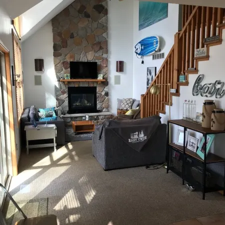 East Twin Lake House - Kayak, SUP - 2 Minutes to town